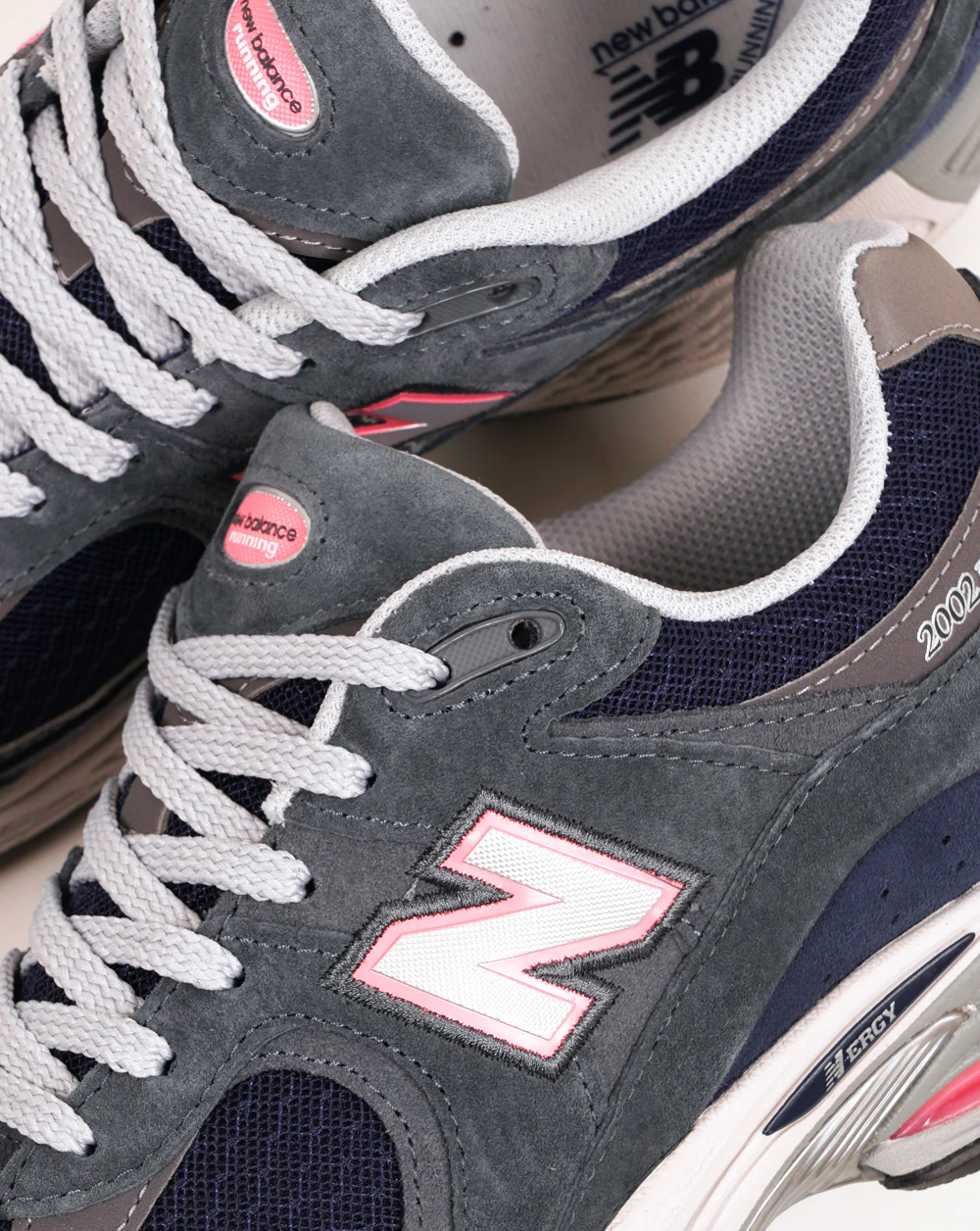 New Balance 2002R Trainers Graphite/Pink - Image 3
